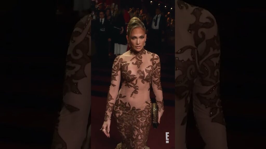 Our jaws are on the floor after seeing Jennifer Lopez's #GoldenGlobes #Glambot. 😍 #AwardsSeason