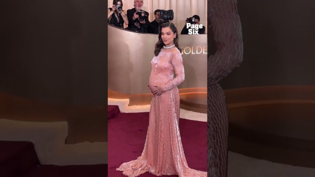 Mama-to-be Hailee Steinfeld showed off her baby bump on the 2026 Golden Globes red carpet 🥹💗 #shorts