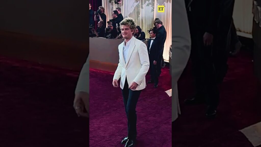 From Chicago to the #GoldenGlobes, Joe Keery always has us coming back for more. 🤩