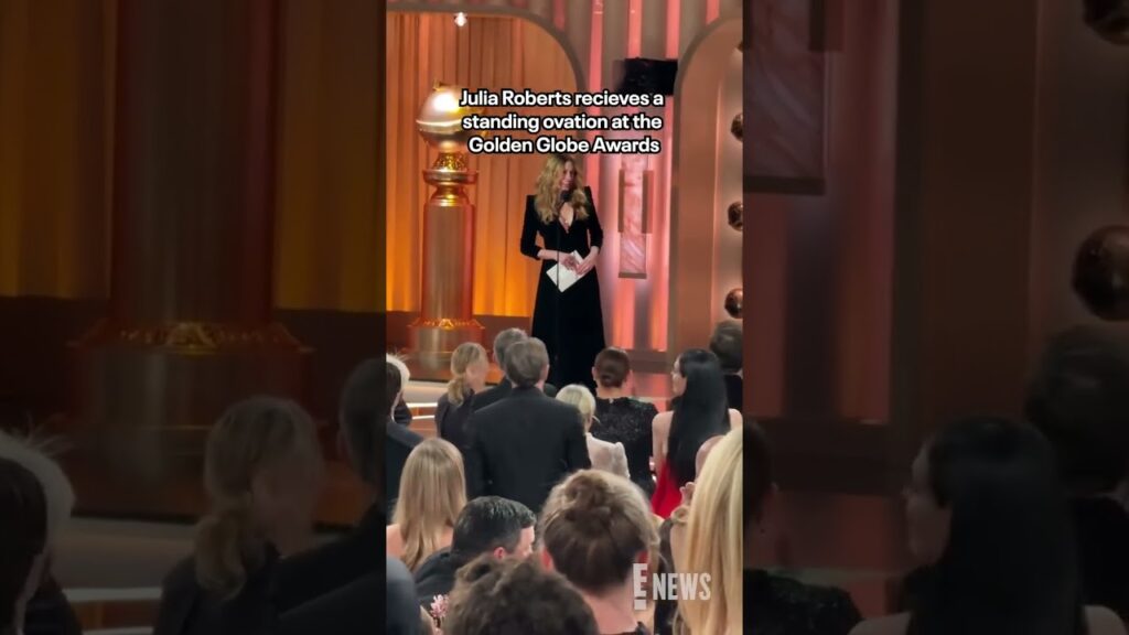 When Julia Roberts stands, everyone stands. 👑 #GoldenGlobes #AwardsSeason When Julia Roberts stands, everyone stands. 👑 #GoldenGlobes #AwardsSeason