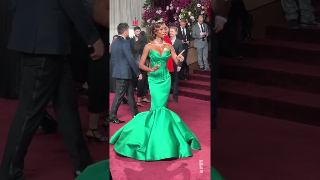 We got a text!! Olandria has arrived at the #GoldenGlobes #Glambot. 😍 #AwardsSeason