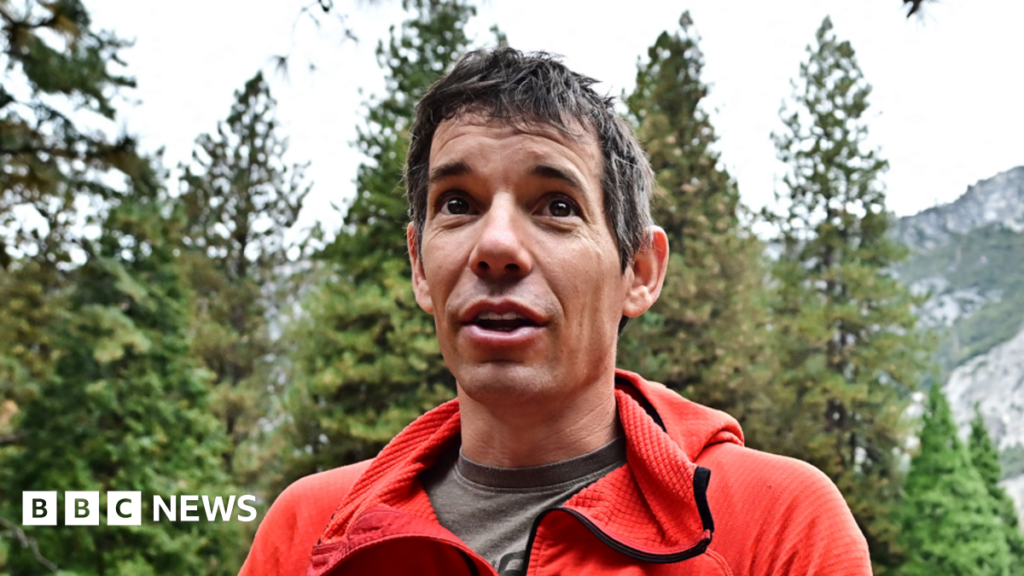 Climber delays rope-free skyscraper ascent over rain Alex Honnold at Yosemite National Park in California