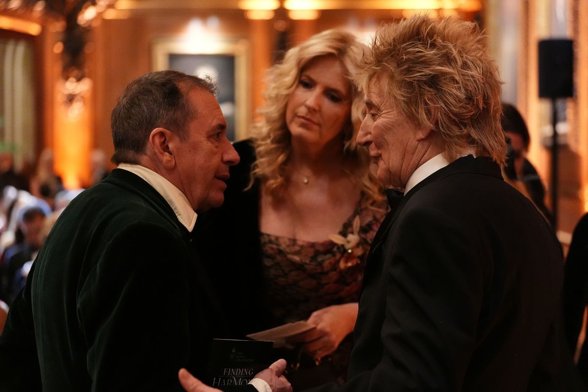 Jools Holland speaking to Lady Penny Lancaster and Sir Rod Stewart