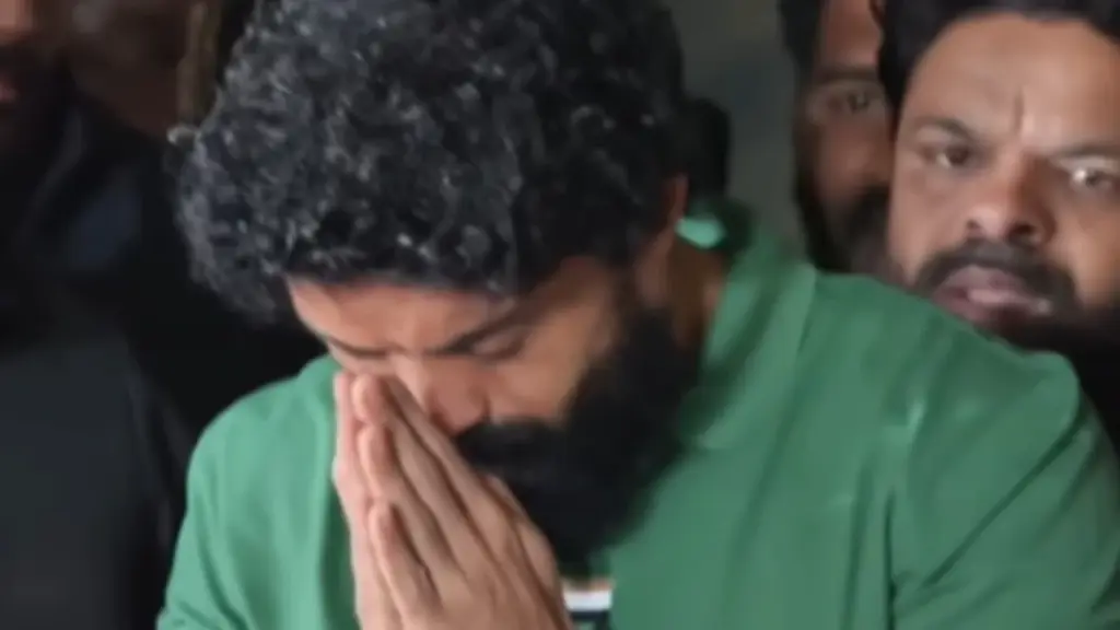 Nandamuri Kalyan Ram paying tribute to NTR on his death anniversary (Photo Credit: Pinkvilla)