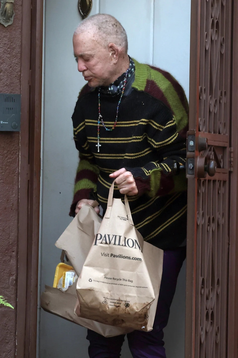 On New Year’s Day, Page Six obtained photos of the former professional boxer looking unrecognizable as he opened his front door to receive a few food deliveries. BACKGRID