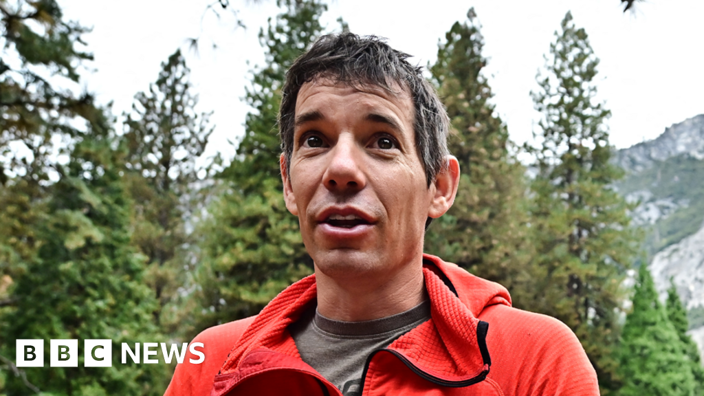 Climber delays rope-free skyscraper ascent over rain Climber delays rope-free skyscraper ascent over rain