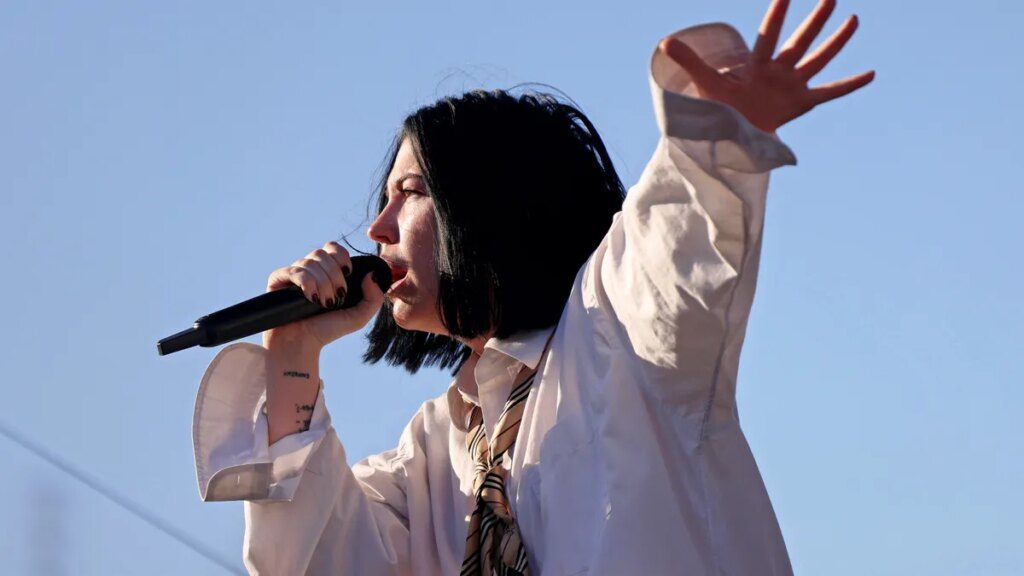 Bishop Briggs' rain-soaked Rose Parade set had the internet talking