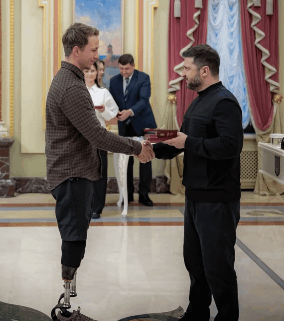 Ukrainian President Volodymyr Zelensky recently met with and handed out Merit and Courage Awards to local participants of Prince Harry’s Invictus Games.