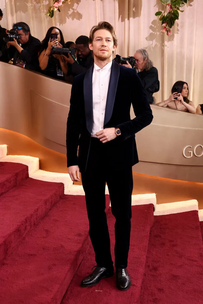 Joe Alwyn, Joe Alwyn Dior, Dior Golden Globe Awards menswear, 2026 Golden Globe Awards red carpet, Joe Alwyn navy Dior tuxedo, Golden Globes menswear