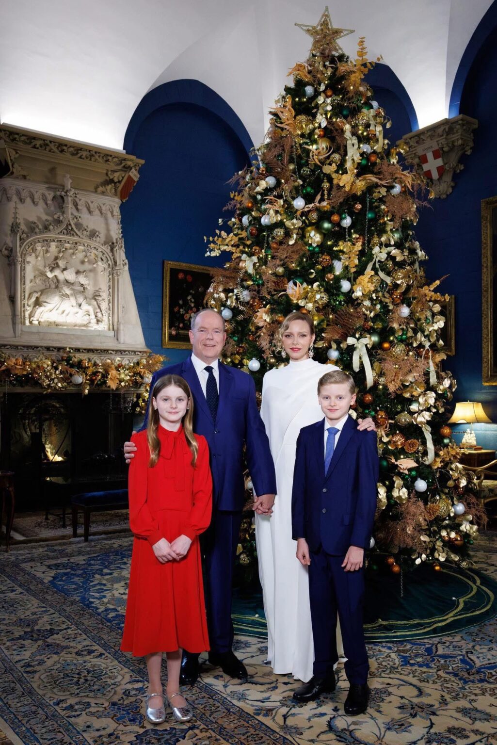 Monegasque royal family release another family photo in front of their gorgeous Christmas tree for New Year’s