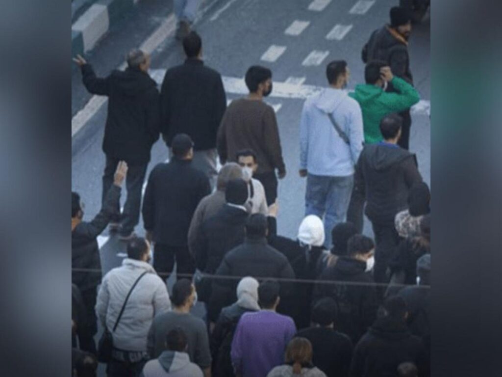 Erstwhile Iranian royal family calls on 'security forces to join people movement', say Iranian want end to regime