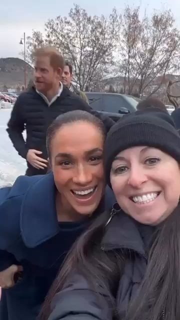 Meghan and Harry taking selfies with fans at Sundance! Meghan and Harry taking selfies with fans at Sundance!