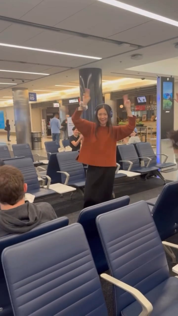 Chloe Zhao dancing at the airport because of her Oscar nominations: "Oscar nominated! Oh my gosh, sorry, I had to film a reaction video."