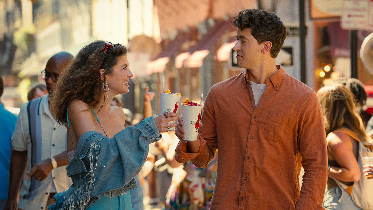 (L-R) Emily Bader as Poppy and Tom Blyth as Alex in People We Meet on Vacation.
