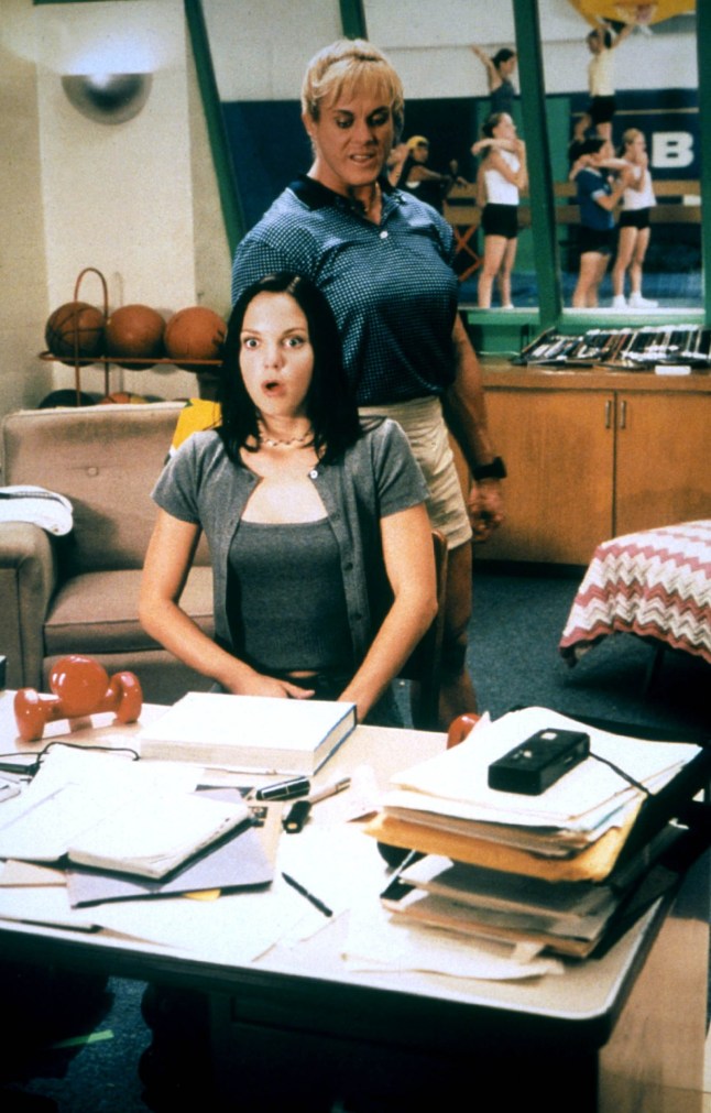 SCARY MOVIE, 2000 | Anna Faris (seated), Jayne Trcka (standing)