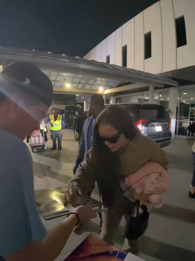 Rihanna’s exchange with a fan while signing autographs at LAX: “The bottom one’s for my daughter.” - “It’s not but I’ll sign it.” 💀