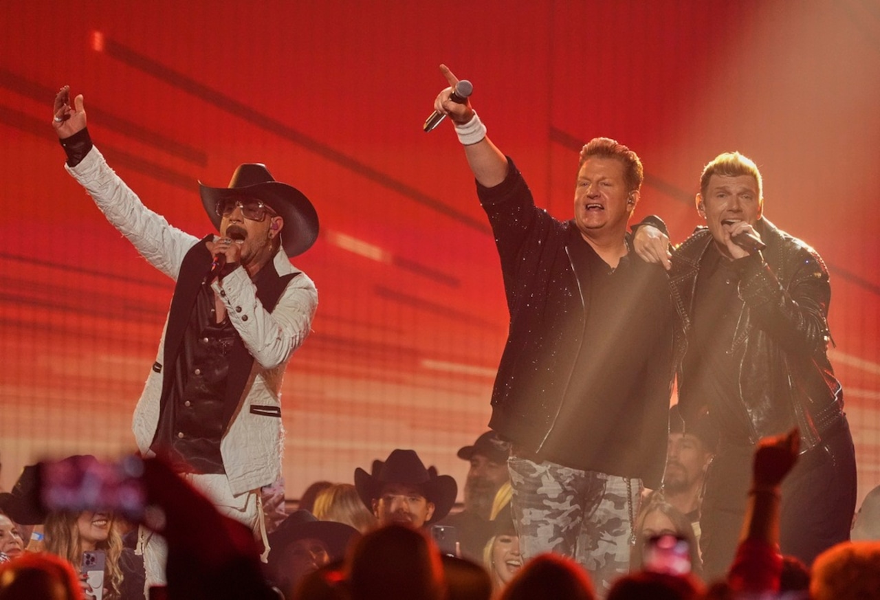Gary LeVox, center, of the Rascal Flatts, and AJ McLean, left, and Nick Carter