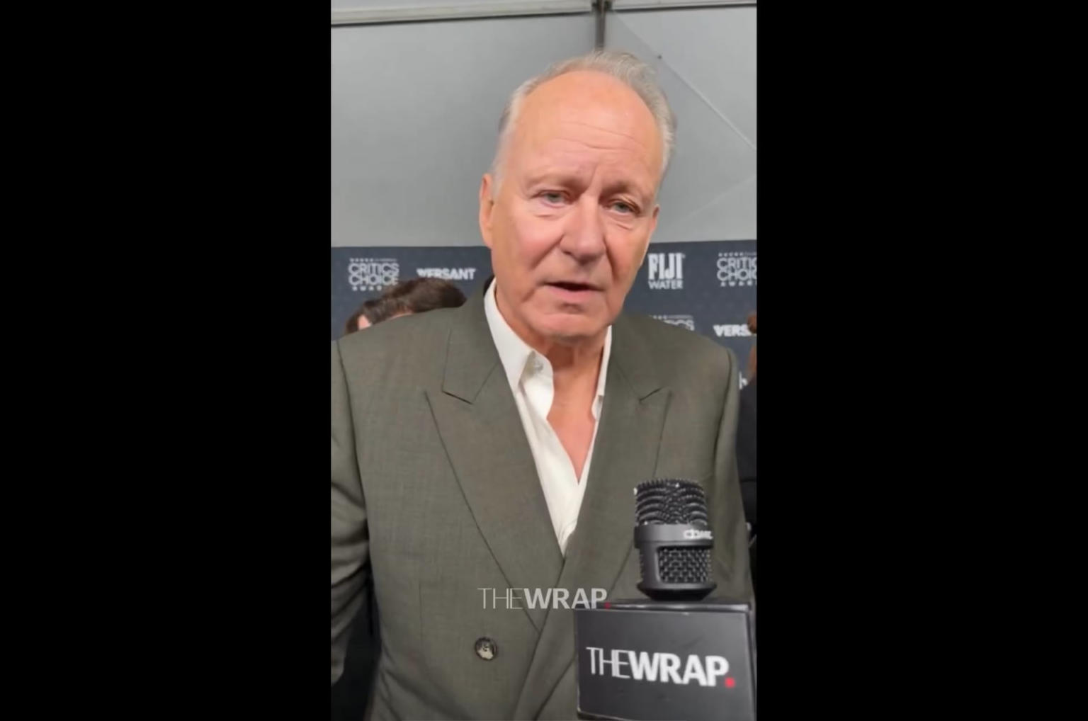 Stellan Skarsgård surprised by son Alexander while being interviewed at The Critics Choice Awards