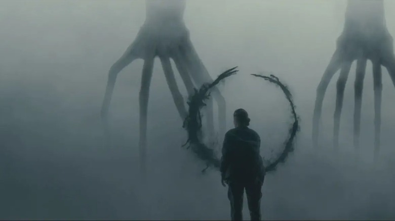 Louise Banks communicating with two aliens in 