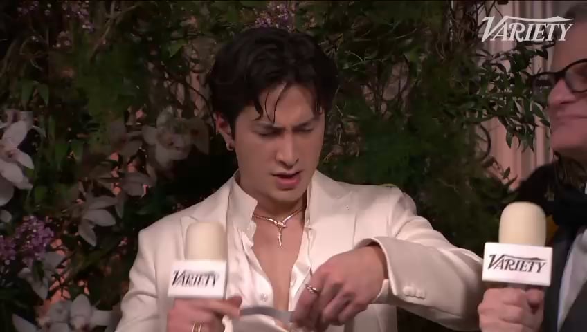 Hudson Williams says "F*CK AI" at the Golden Globes.