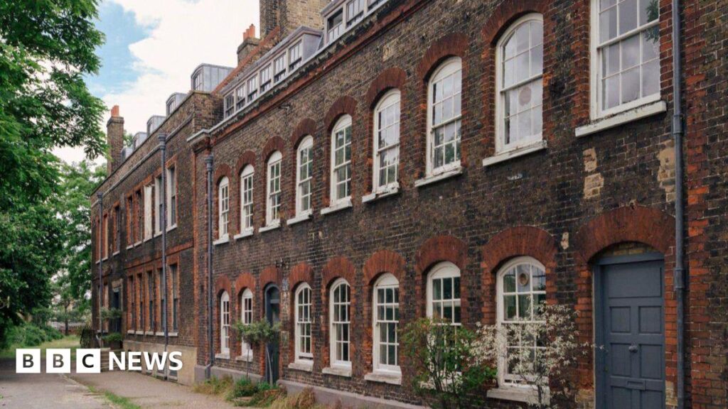 Master Shipwrights House: The 10-bed home hosting theatre by the Thames Exterior of brick building shows nine white sash windows upstairs and another seven downstairs plus a grey front door