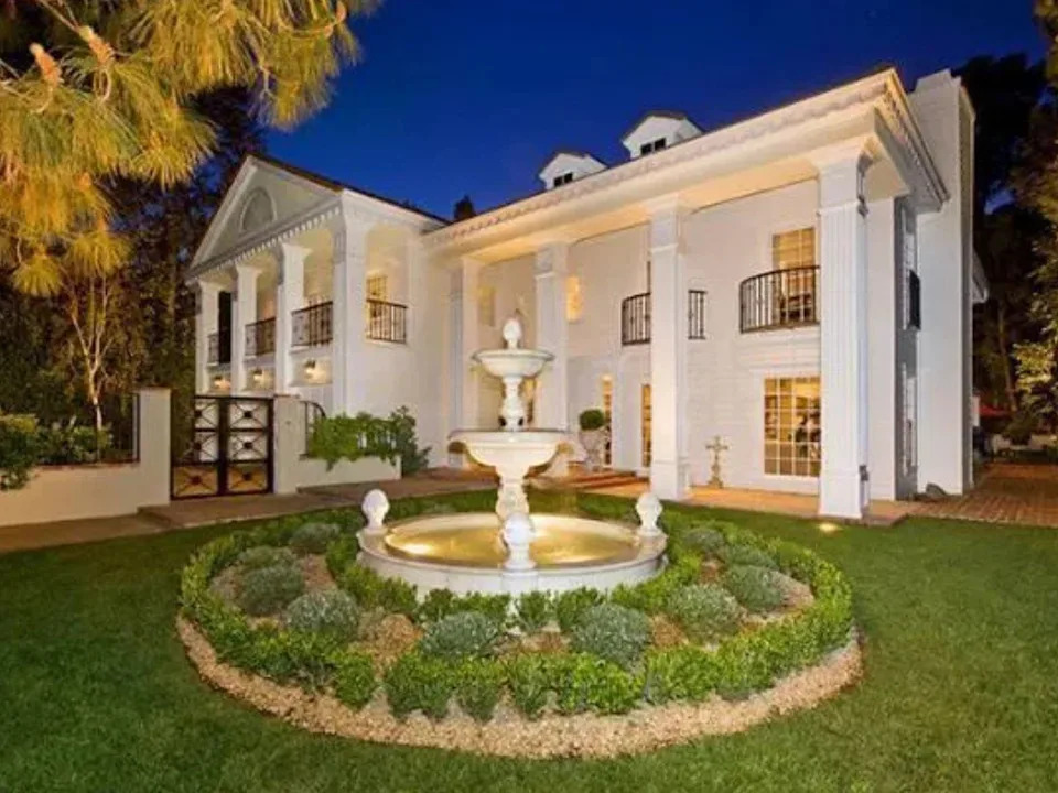 The A-listers reportedly all live close to each other, with Duff residing in a five-bedroom property, which she purchased in 2010 for $3.8 million and sprawls across 5,260 square feet. <span class="image-credit">(Realtor.com)</span>