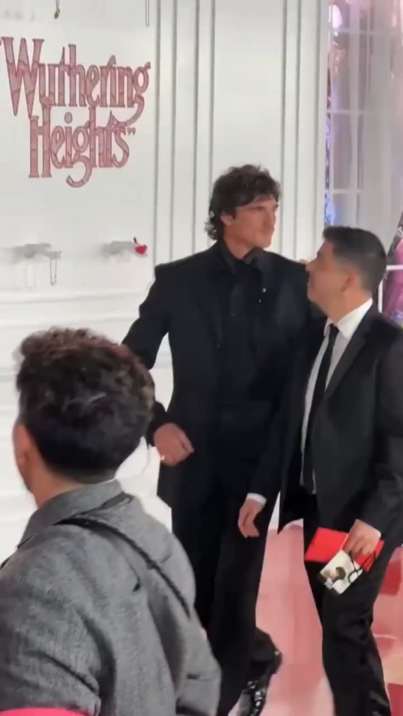Jacob Elordi spits his gum into his mom’s hand to throw away on the red carpet 😷