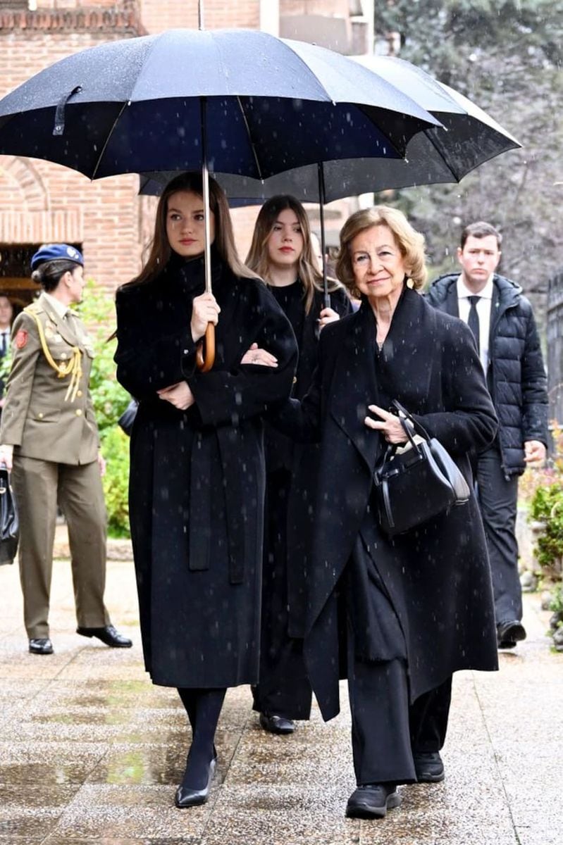 Princess Leonor arrives at the cathedral accompanied by Queen Sofia and her sister, Infanta Sofia.