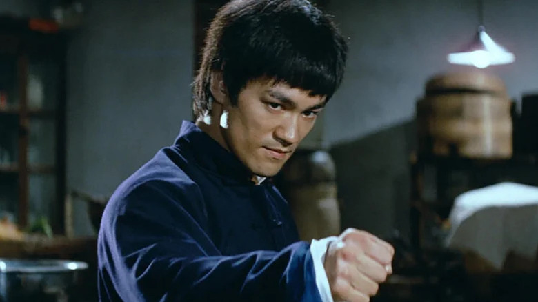 Chen Zhen (Bruce Lee) holds out his fist in Fist of Fury