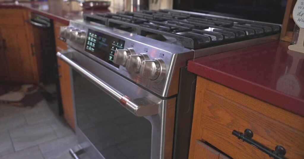 Emails mistakenly sent to I-Team show GE unwilling to replace Massachusetts woman’s defective oven Emails mistakenly sent to I-Team show GE unwilling to replace Massachusetts woman's defective oven