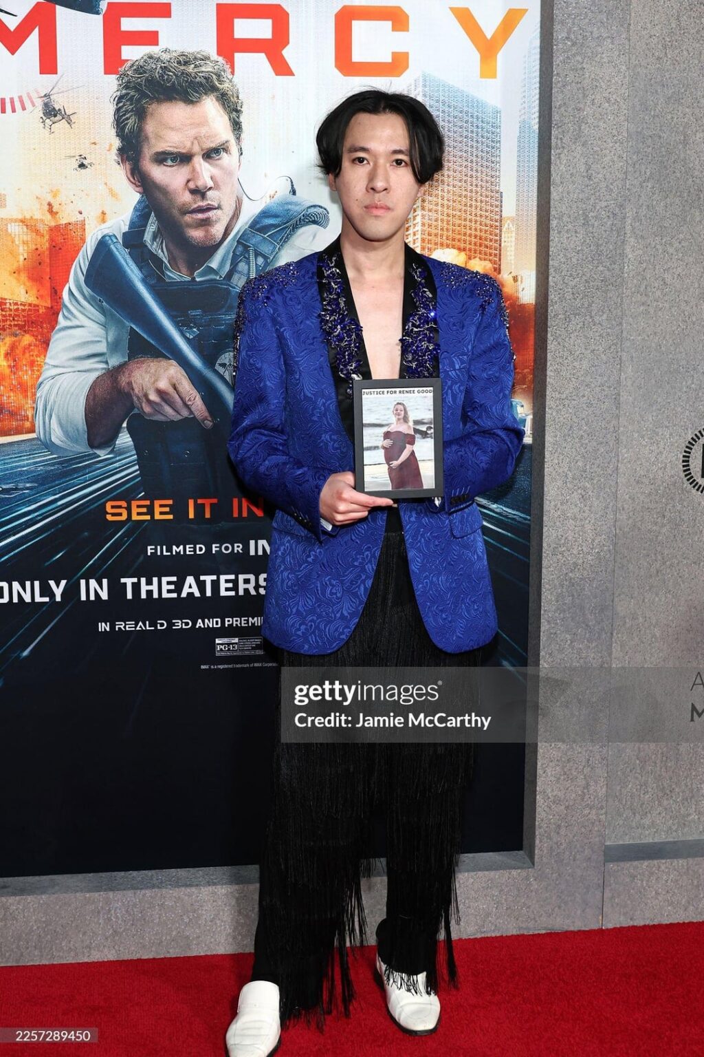 Influencer Dave Disci Protests Renee Good At Chris Pratt "Mercy" Premiere In Support Of ICE OUT