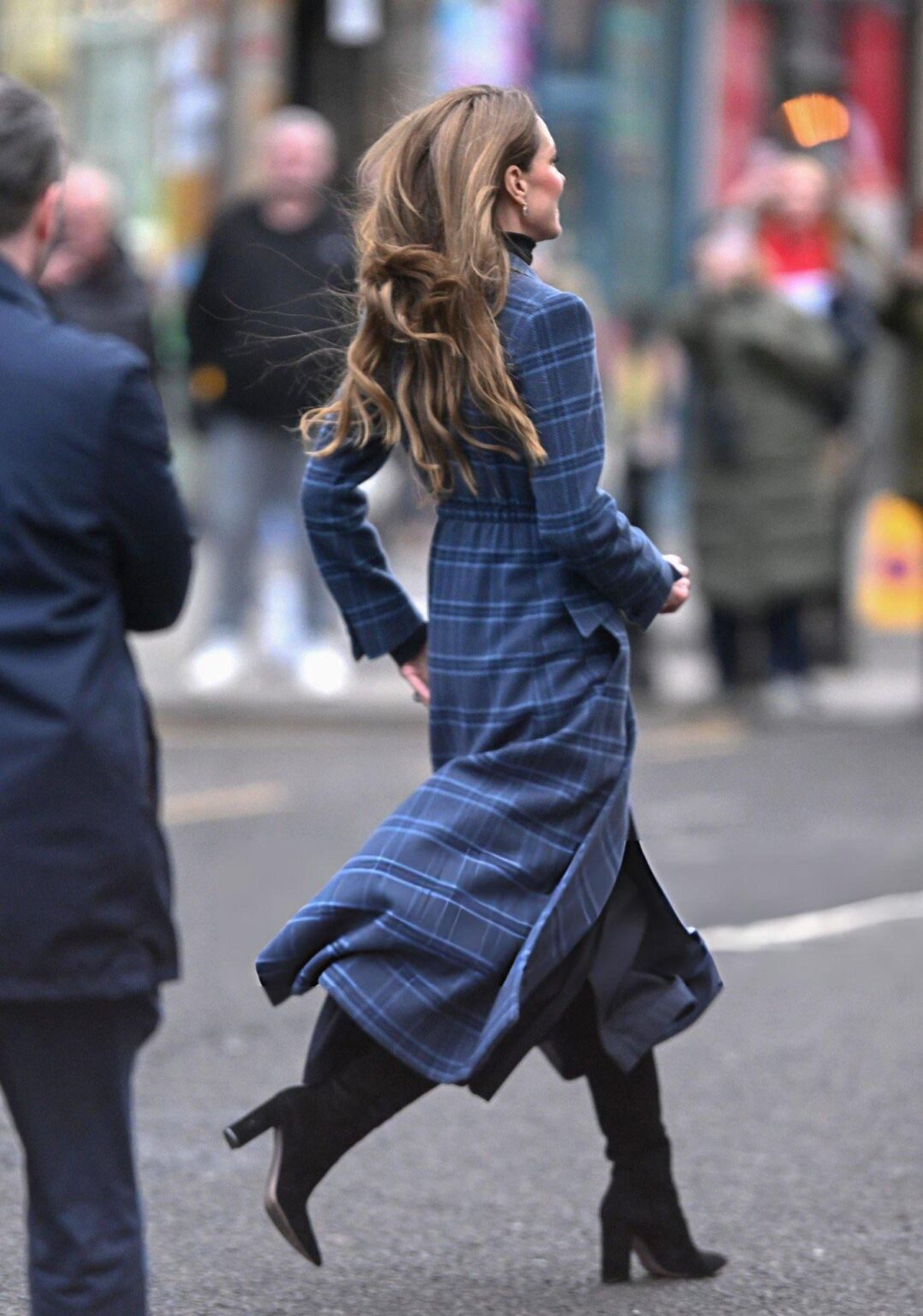 Catherine’s perfect posture while running and in heels 😍