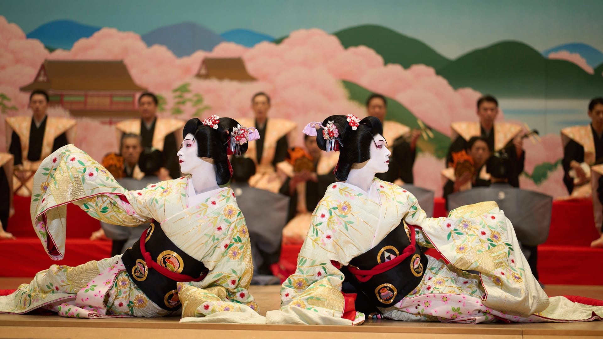 Kokuho still of Ryo Yoshizawa and Ryusei Yokohama performing as onnagata on stage. 