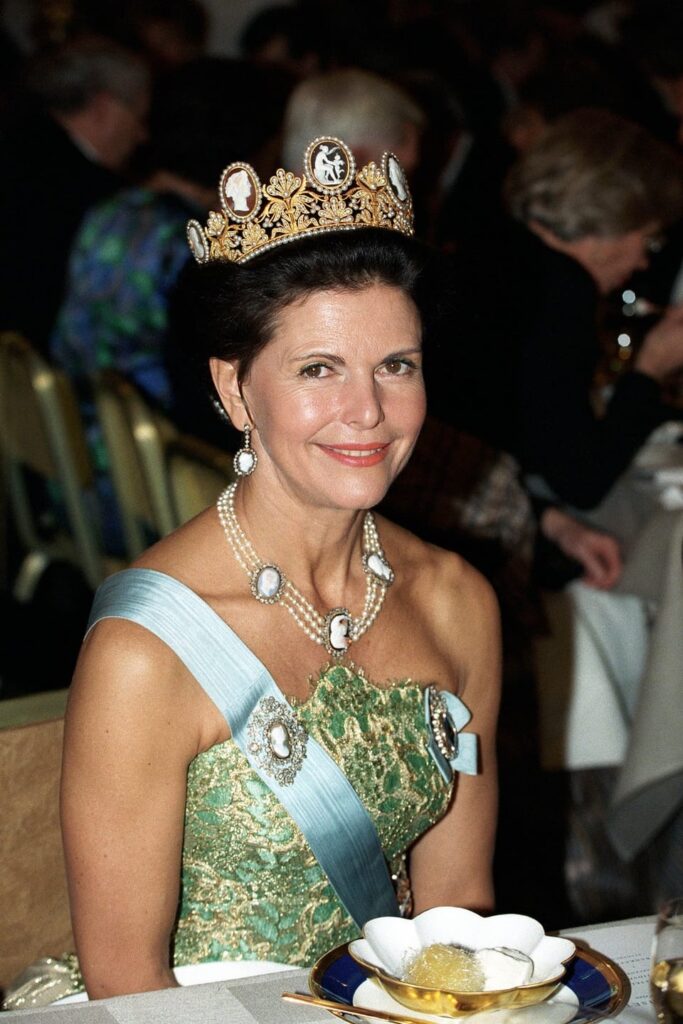 There seem to be very mixed opinions on the Cameo Tiara. Some hate it, others loves it.👑 What do you think? Do you think the Cameo Tiara is ugly?