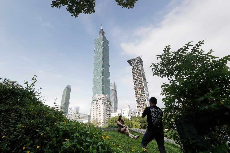 'Skyscraper Live': Alex Honnold's climb of Taipei 101 is delayed over weather