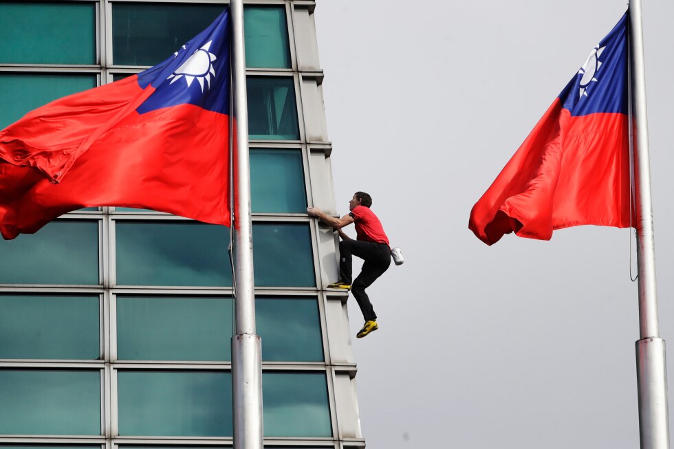 American rock climber ascends Taipei 101 without any ropes