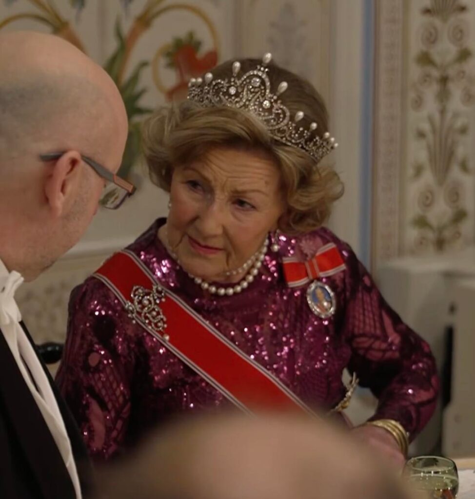 Banquet for the Diplomatic Corps at the Royal Palace in Oslo, Queen Sonja wore Queen Maud’s pearl tiara and Princess Astrid wore the turquoise circlet