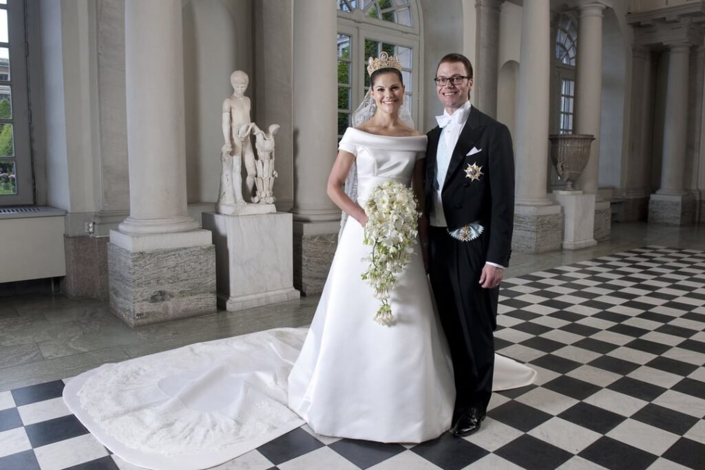 What do you think of the wedding dress and the tiara that Crown Princess Victoria of Sweden wore on her wedding? (19 June 2010)