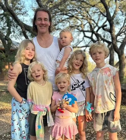 James Van Der Beek with his six kids Kimberly Van Der Beek/Instagram