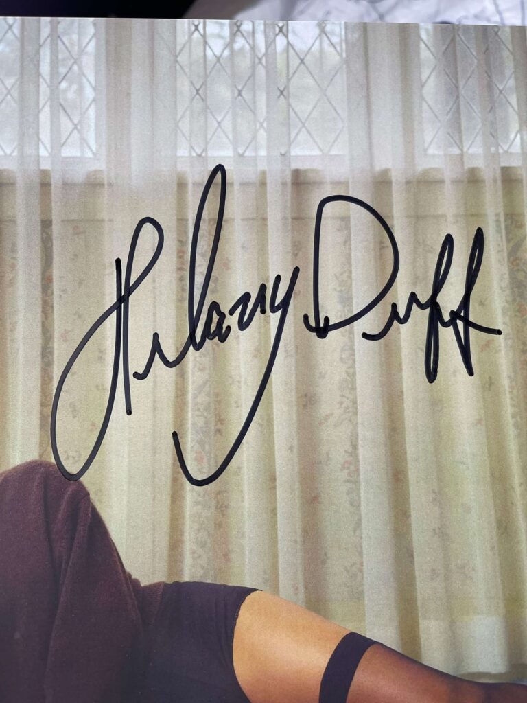 Hilary Duff has been using autopen (made by machine) to replicate her signature and sell "signed copies" of merchandise