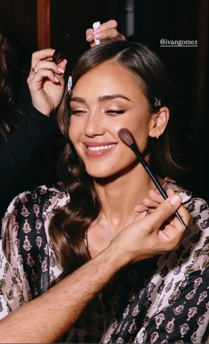 Jessica’s makeup was created by Iván Gómez, known for working with stars like Penélope Cruz and Úrsula Corberó.