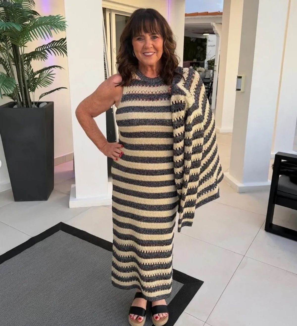 Coleen smiled as she placed her hand on her waist and posed for a snap