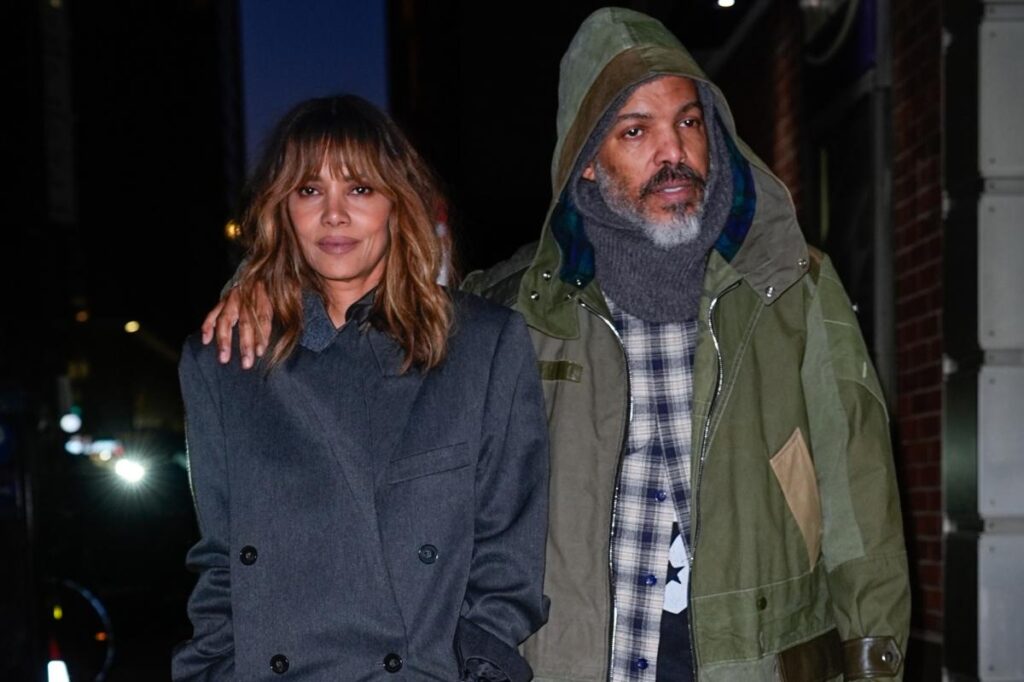 Halle Berry bundles up for cozy NYC walk with boyfriend Van Hunt, as report says she’s in no hurry to wed Halle Berry bundles up for cozy NYC walk with boyfriend Van Hunt, as report says she's in no hurry to wed