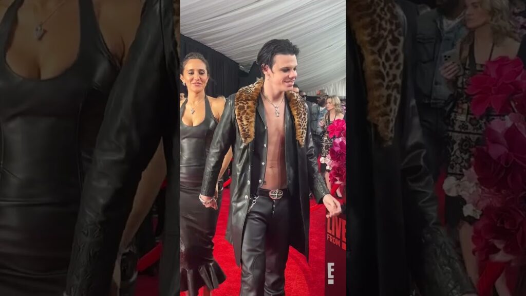 We don't think we're ok. 😍 YUNGBLUD and Jesse Jo Stark in the #Glambot. #AwardsSeason #Grammys