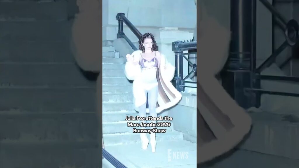 Julia Fox is always a gem. 💎 She arrives in style to attend the Marc Jacobs 2026 Runway Show.