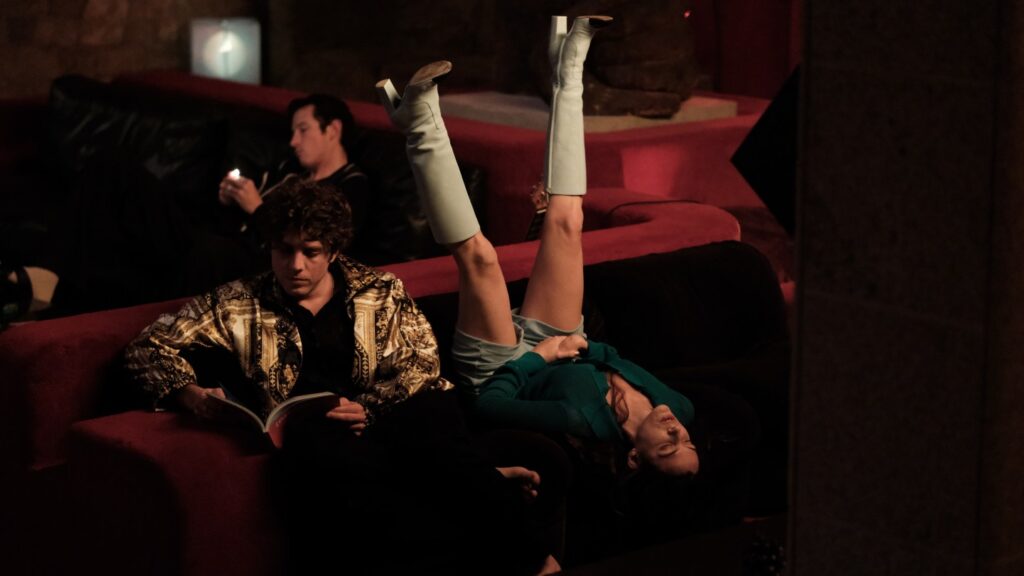 Callum Turner, Elle Fanning in Dark Satire Callum Turner, Elle Fanning in Dark Satire