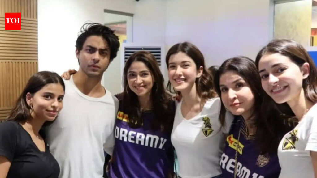 Shanaya Kapoor recalls Aryan Khan pushing her and Suhana Khan down stairs in blanket ‘roller coaster’: ‘Luckily we didn’t injure ourselves badly’ | Hindi Movie News Shanaya Kapoor recalls Aryan Khan pushing her and Suhana Khan down stairs in blanket ‘roller coaster’: 'Luckily we didn’t injure ourselves badly' | Hindi Movie News