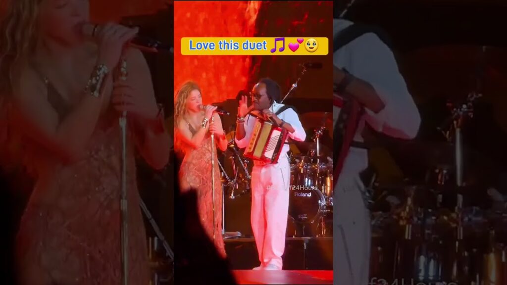 🥰Shakira's Duet Song in El Salvador 💕(Up Close and Personal) #short #shakira #lmynlworldtour #tqg