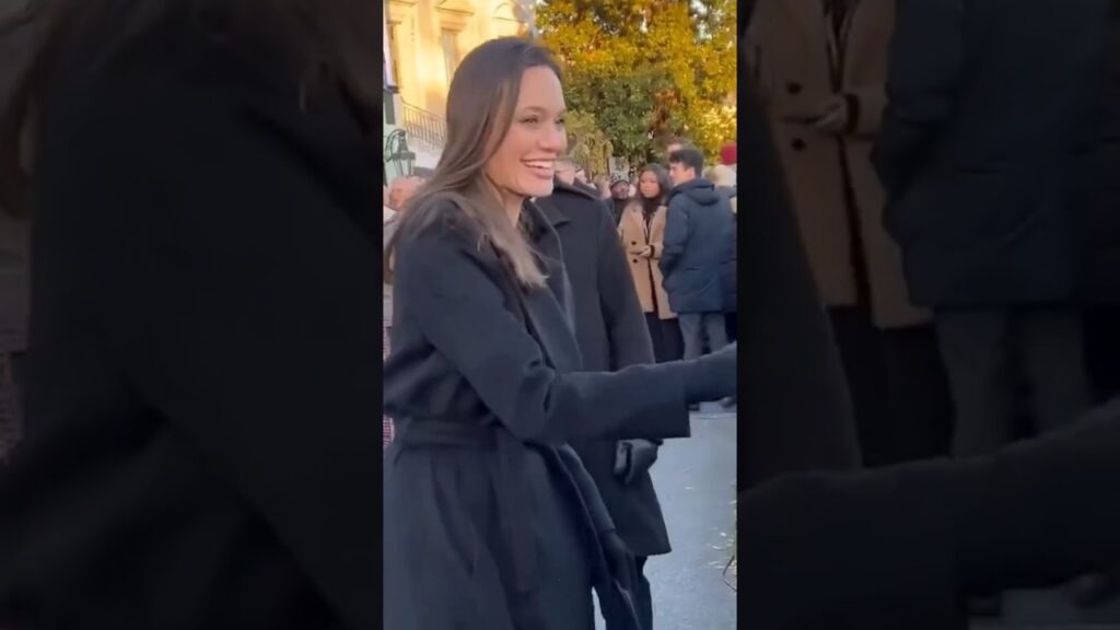 Angelina Jolie greets her fans #angelinajolie