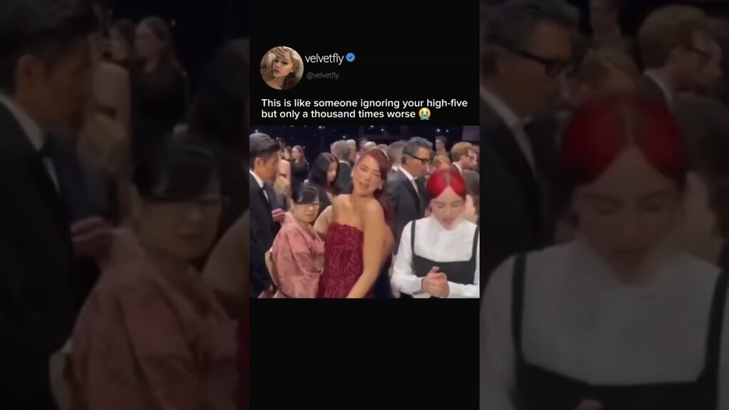 When Billie Eilish unknowingly ignored Dua Lipa when she was trying to pose with her😠When Billie Eilish unknowingly ignored Dua Lipa when she was trying to pose with herðŸ˜